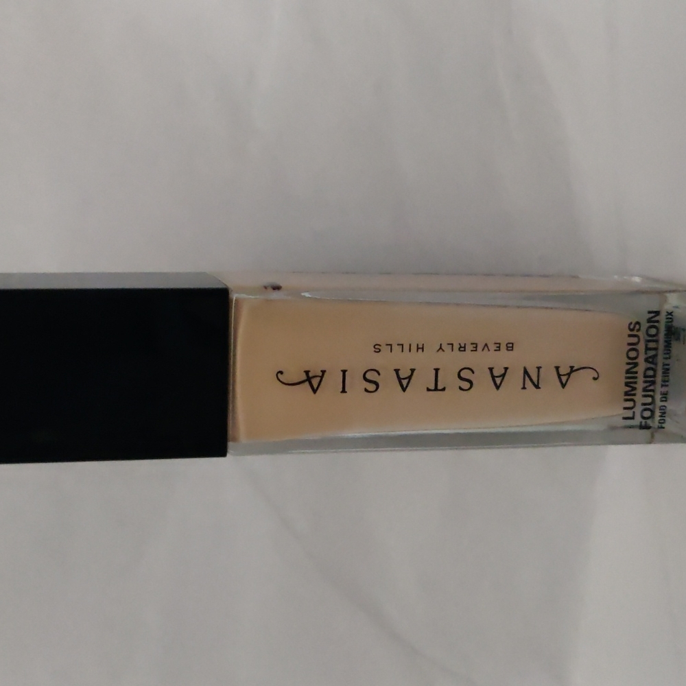 Anastasia Beverly hills luminous foundation in 120w